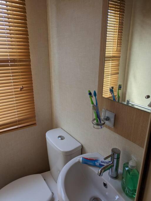 6 Berth Holiday Home On Ocean Edge Near Morecambe Хейшъм Екстериор снимка